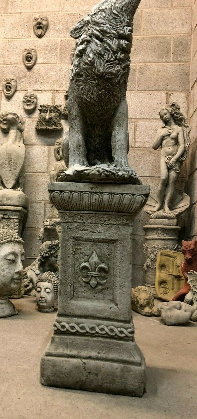 Stone Howling Wolf Plinth Statue