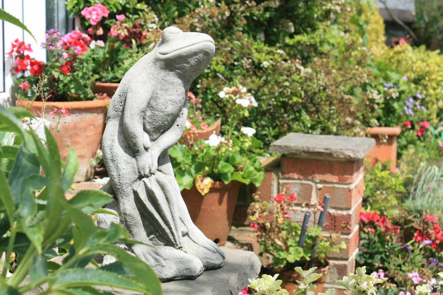 Stone Frog & Umbrella Ornament