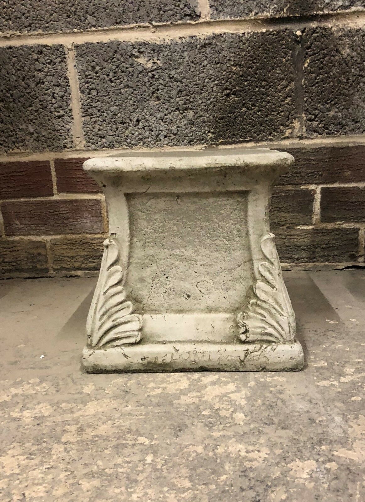 Stone Garden Sculpture Plinth: Classic Leaf Design