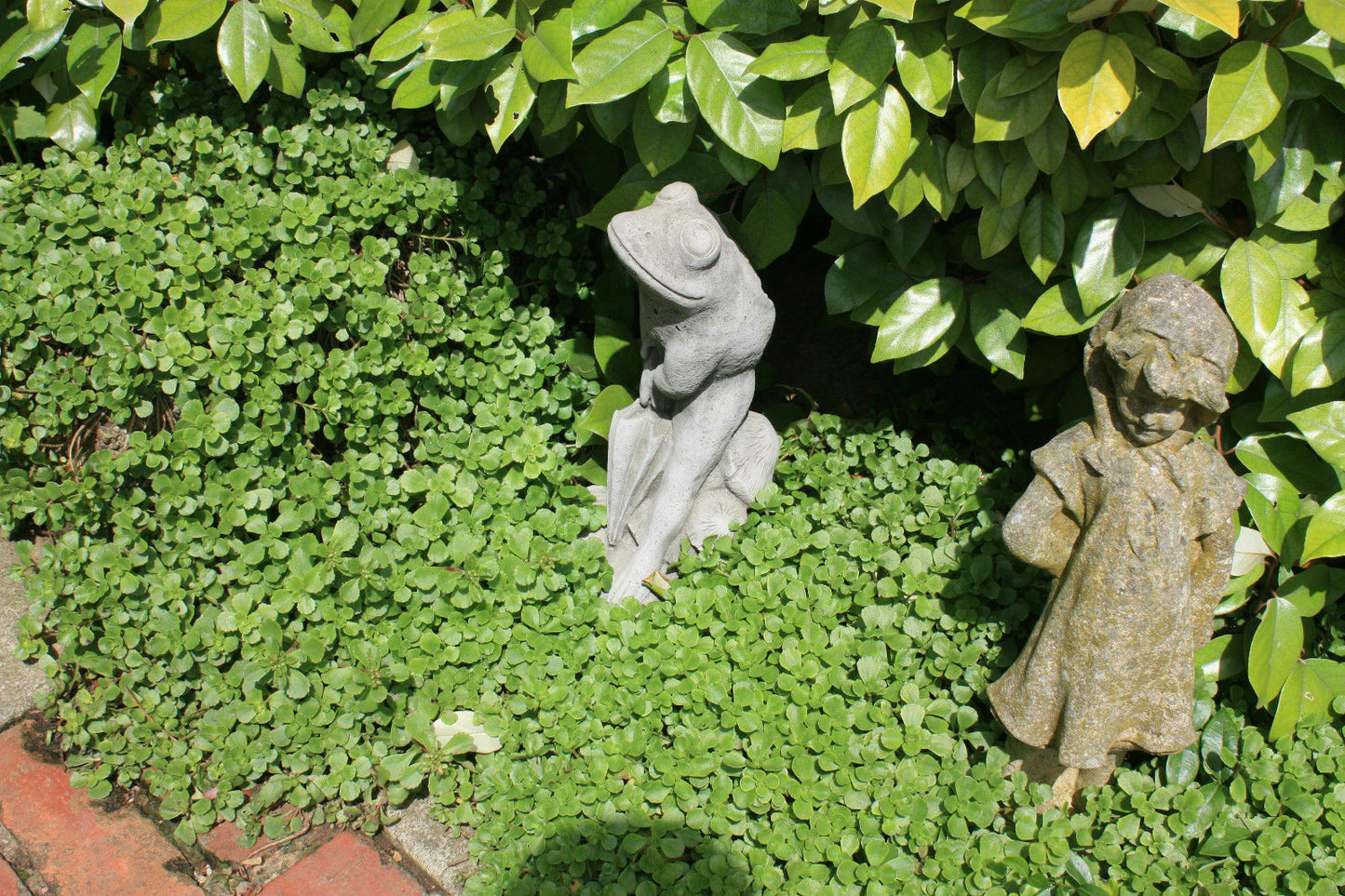 Stone Frog & Umbrella Ornament