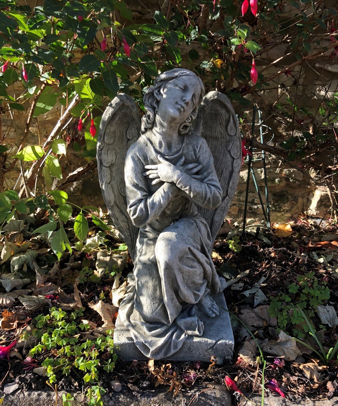 Stone Kneeling Angel Ornament