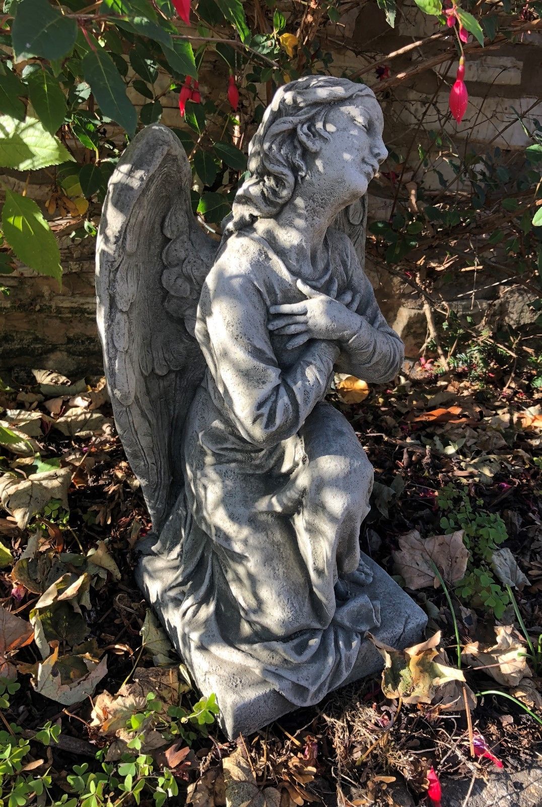 Stone Kneeling Angel Ornament