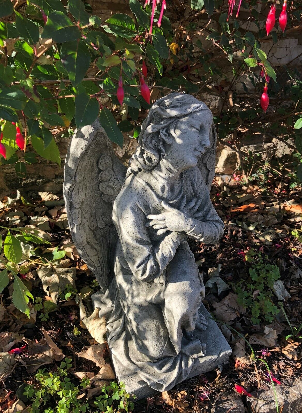 Stone Kneeling Angel Ornament