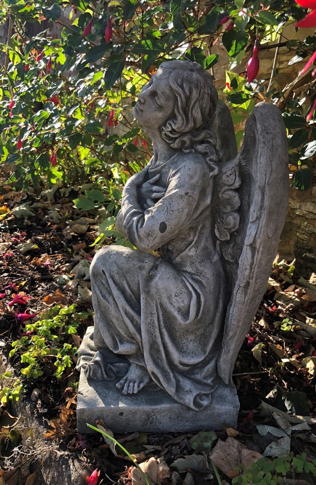 Stone Kneeling Angel Ornament