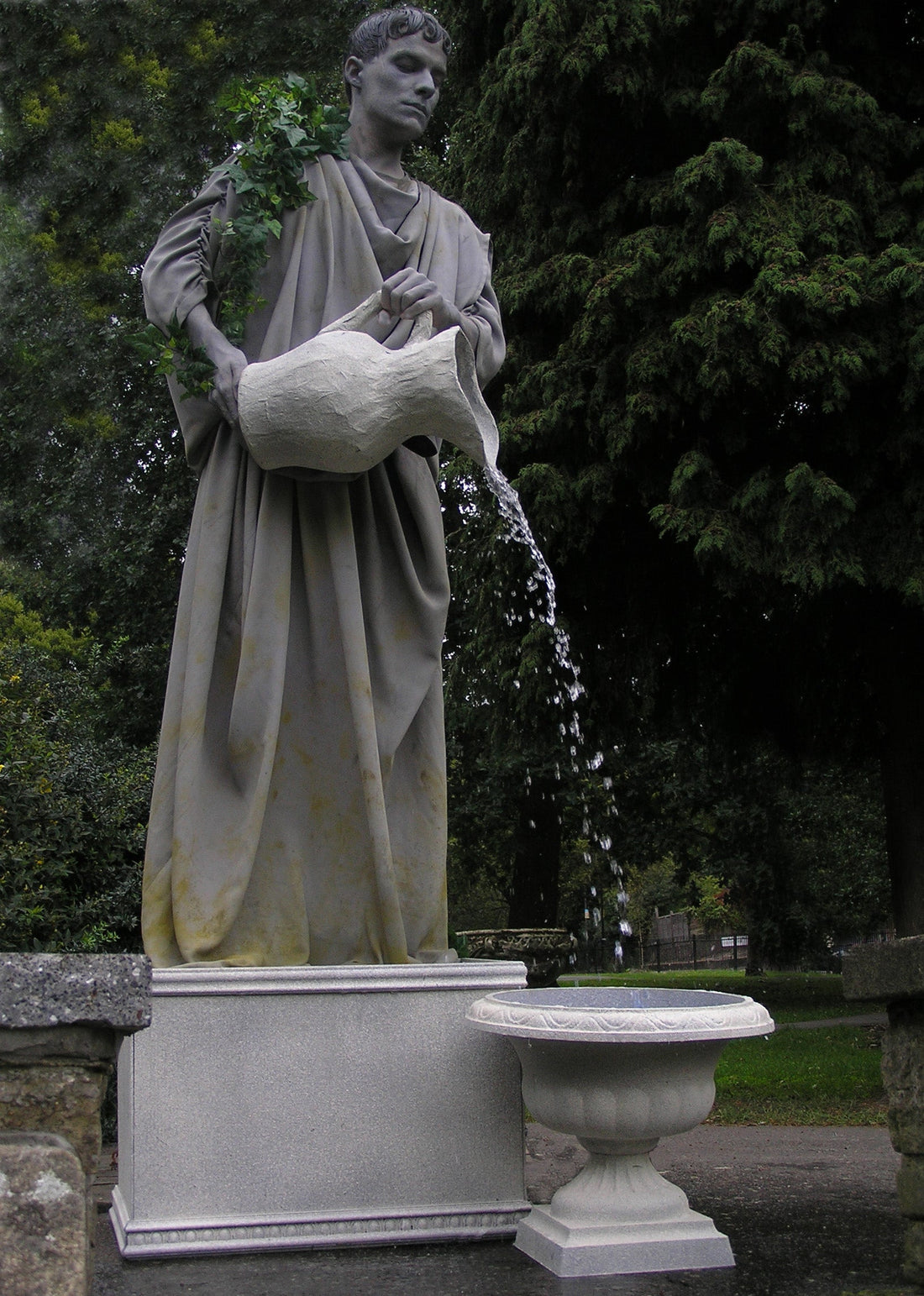 ⛲ Stone Statues as Water Features: The Classical Fountain Revival