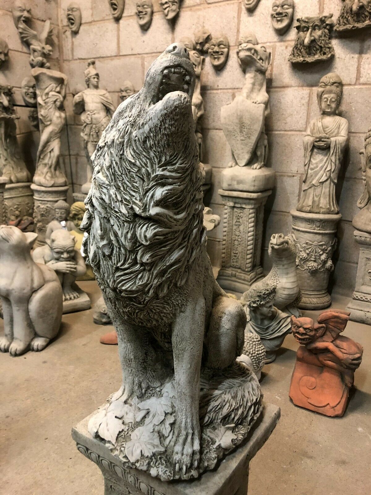 Stone Howling Wolf Plinth Statue