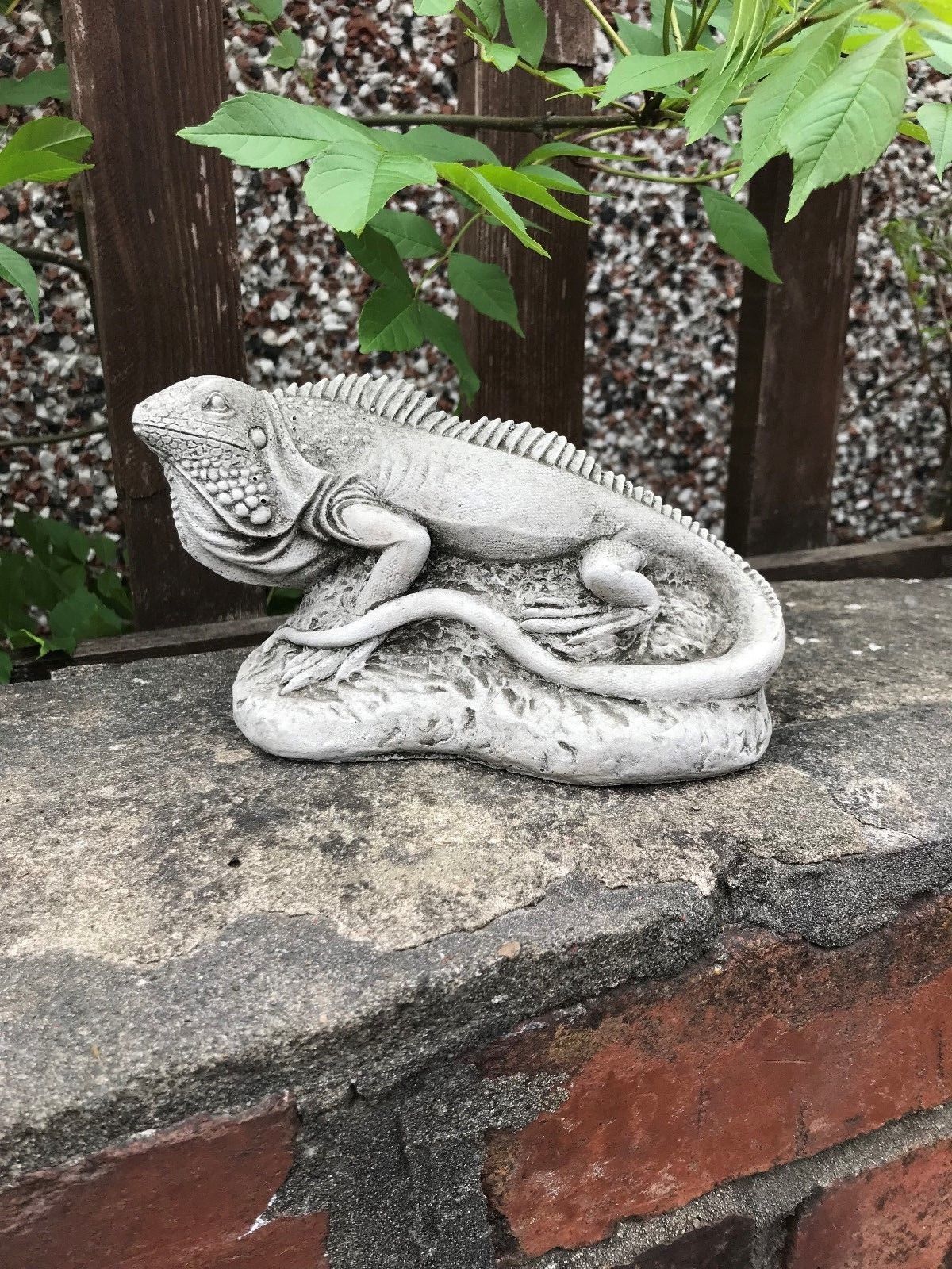 Bearded dragon 2024 garden statue