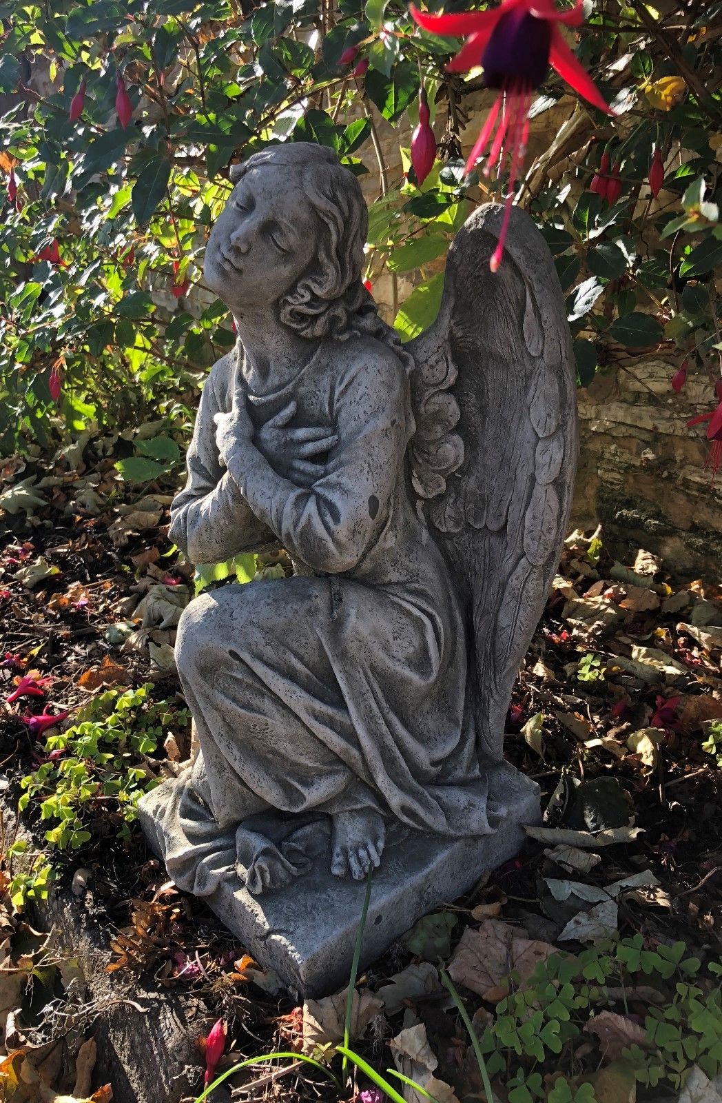 Stone Kneeling Angel Ornament 